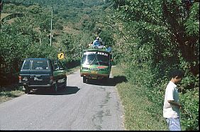 Straße mit Bus und unserem Auto auf dem Weg nach Mataloko