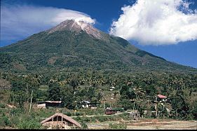 der noch aktive Vulkan Mt. Ebulobo