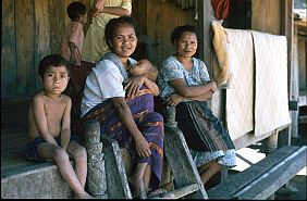 Frauen und Kinder vor einem Haus in Wogo