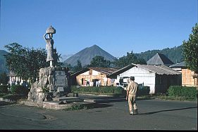 Denkmal in Bajawa, im Hintergrund Mount Inerie