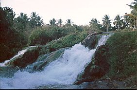 Wasserfall bei den heißen Quellen von Soa