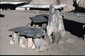 Steinaltar und Steinstelen in Bena
