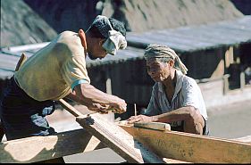 Hausbau in Bena, zwei Handwerker