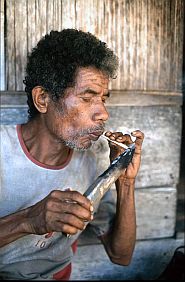 Ein Mann zündet sich eine Zigarette an