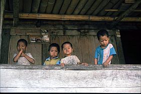 Kinder auf einer Veranda in Bena
