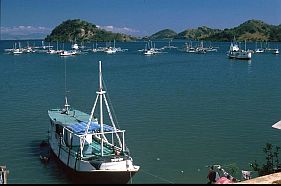 Hafen mit Fischerbooten Labuhan Bajo