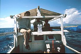 Ich sitze auf dem Fischerboot neben dem Kapitn und seinem jngsten Sohn