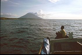 in der Ferne ist der aktive Vulkan Ile Api auf Lembata zu sehen