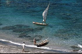 kleine Boote landen am Strand von Lamalera