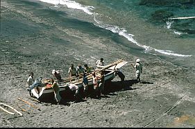 ein Walfangboot wird auf den Strand gezogen
