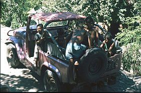 Kinder spielen in unserem Jeep