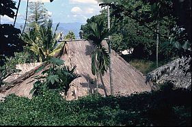 traditionelle Huser in Bau Pukang, im Hintergrund die Waienga-Bucht