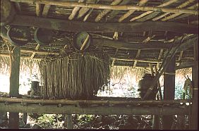 Musikinstrumente (Gongs) in einem traditionellen Haus in Bau Pukang