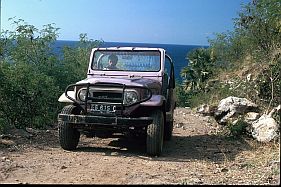unser Jeep qult sich auf der Hauptstrae