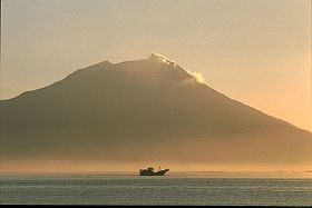 der Ile Api auf Lembata bei Sonnenaufgang