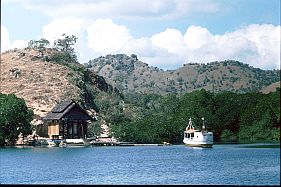 die Bucht von Loh Buaya auf Rinca, Bootsanleger und Eingang  zum Komodo Nationalpark