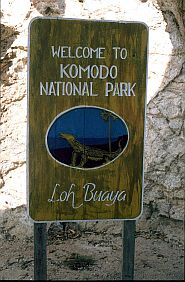 Schild 'Welcome to Komodo National Park' in Loh Buaya