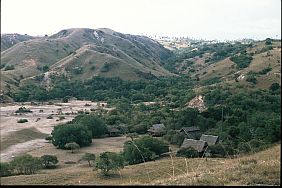 Blick auf das Camp von Loh Buaya am trockenen Fluss