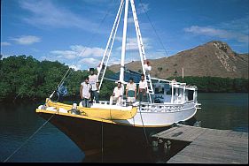 unser Boot mit fnfkpfiger Crew am Anleger von Loh Buaya 