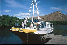 unser Boot mit fnfkpfiger Crew am Anleger von Loh Buaya 