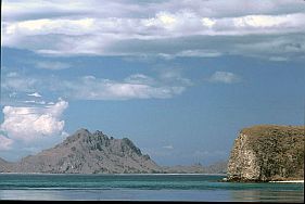 die ersten Felsen von Komodo