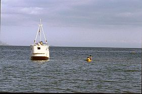 unser Boot hat das kleine Beiboot ausgesetzt