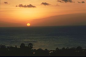 Sonnenuntergang oberhalb von Ba'a