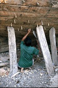 traditioneller Schiffsbau: die Holzdbel werden eingeschlagen