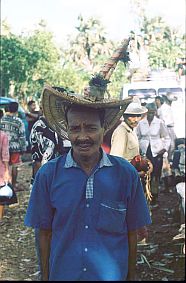 Mann mit typischem Hut aus Roti (Busalangga)