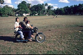 Familie auf Motorrad (Busalangga)