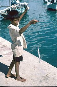 fischender Junge in Papela