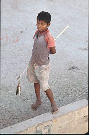 Junge mit Fischen in Ndao