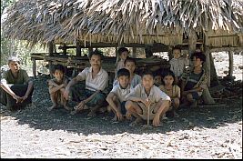 Familie mit vielen Kindern vor ihrem Haus in Sabu