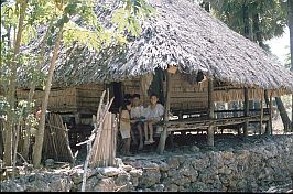 Kinder im Eingang eines traditionellen Hauses