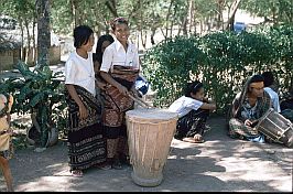 Frauen in traditioneller Kleidung mit Trommel in Mesara