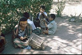 Mnner und Kinder mit Trommeln und Gongs in Mesara