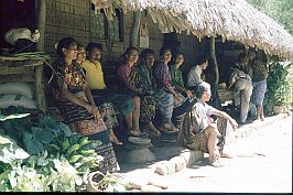 Menschen in traditioneller Kleidung vor einem Haus in Mesara