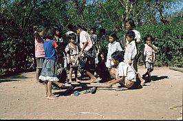 Kinder in Mesara spielen traditionelle Spiele