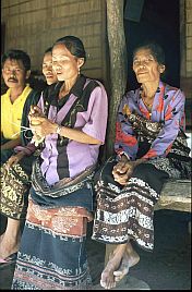Frauen in traditionellen Ikats (Mesara)