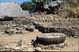 der runde Stein (nada ae) ist eine Art Altar (Mesara)