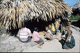 Familie vor ihrem Haus in Mesara