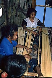 Ikat-Herstellung: Abbinden der Kettfden (Lobo Kebuta)