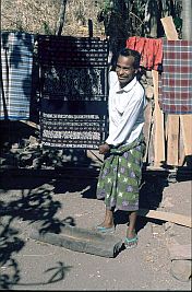 Mann mit traditionellem Ikat (Lobo Kebuta)