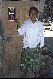 Mann mit PDI-Wahlplakat (Lobo Kebuta)
