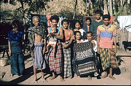 Familie mit Ikat in Lobo Kebuta