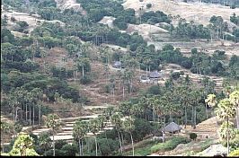 Landschaft zwischen Seba und Ledeke mit traditionellen Husern und Reisterrassen