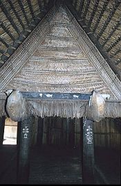 Verzierungen innerhalb des traditionellen Hauses in Liae