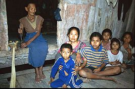 alte Frau und Kinder in einem Haus bei Ledeke