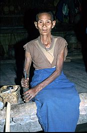 alte Frau bei der Betelnuss-Zubereitung