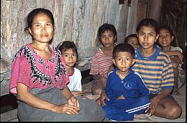 Frau mit ihren Kindern bei Ledeke